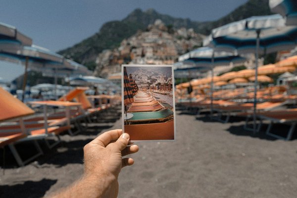 Découverte et histoire des affiches emblématiques de Saint-Jean-de-Luz